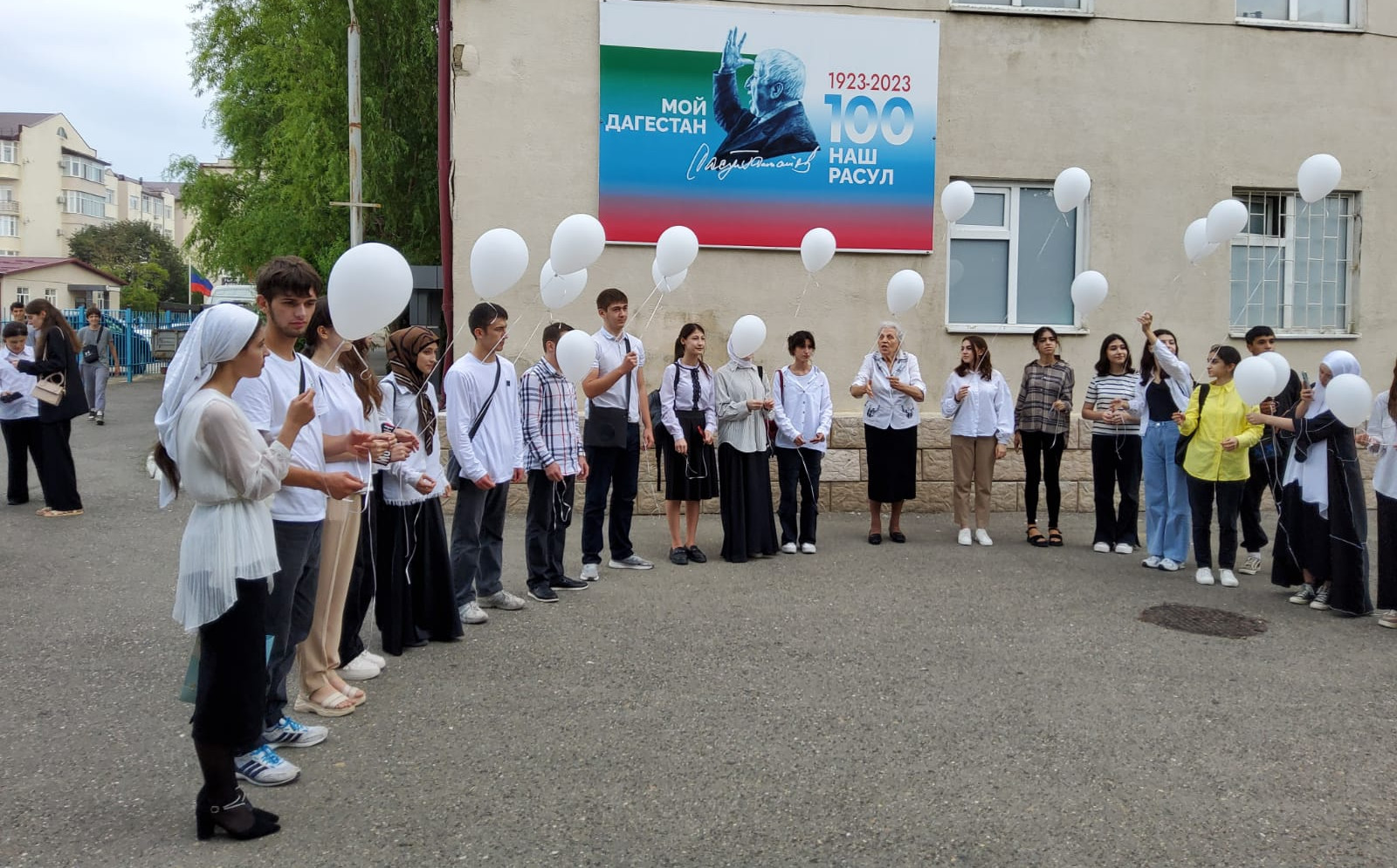 Мероприятия к столетию Расула Гамзатова прошли в Каспийском колледже